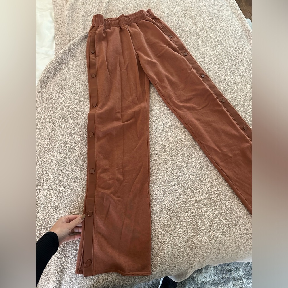Alo Yoga straight leg button down sweatpant